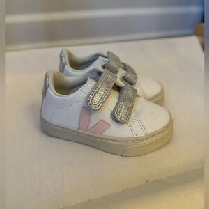 Veja size 6 Velcro Sneaker